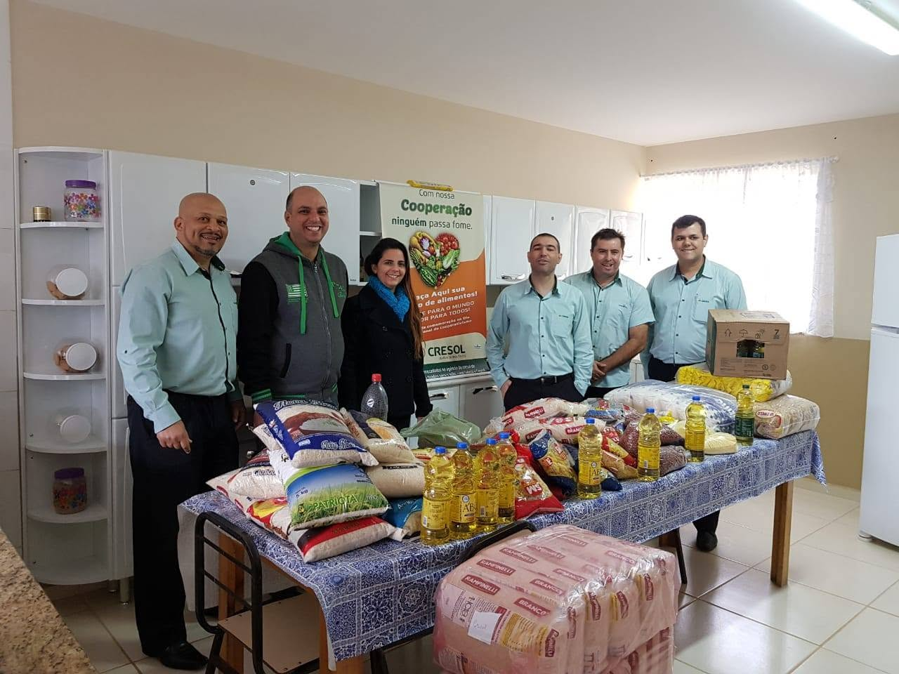 Alimentos e produtos organizados para doação.