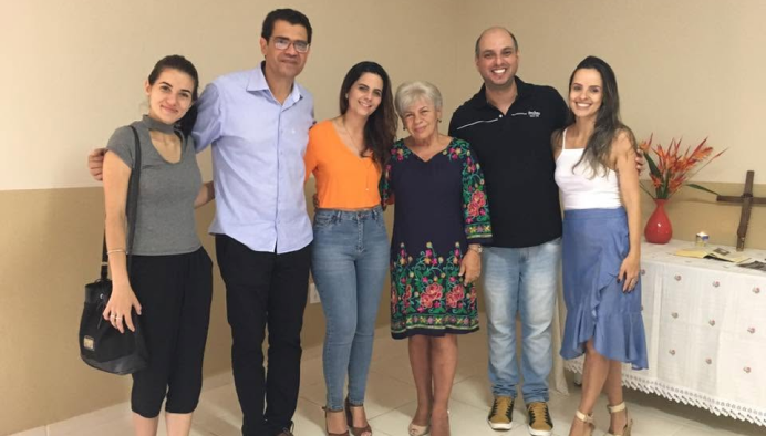 Equipe da Associação Leleco reunida na instituição.